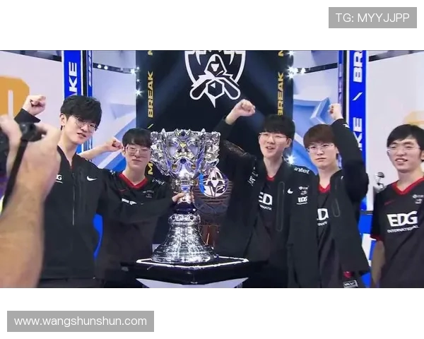 和平精英热议EDG实力之争引发玩家热烈讨论与不同观点碰撞