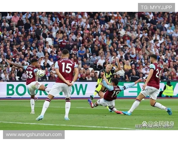 曼联全力以赴迎战劲敌，激情对决引爆球迷热情与期待